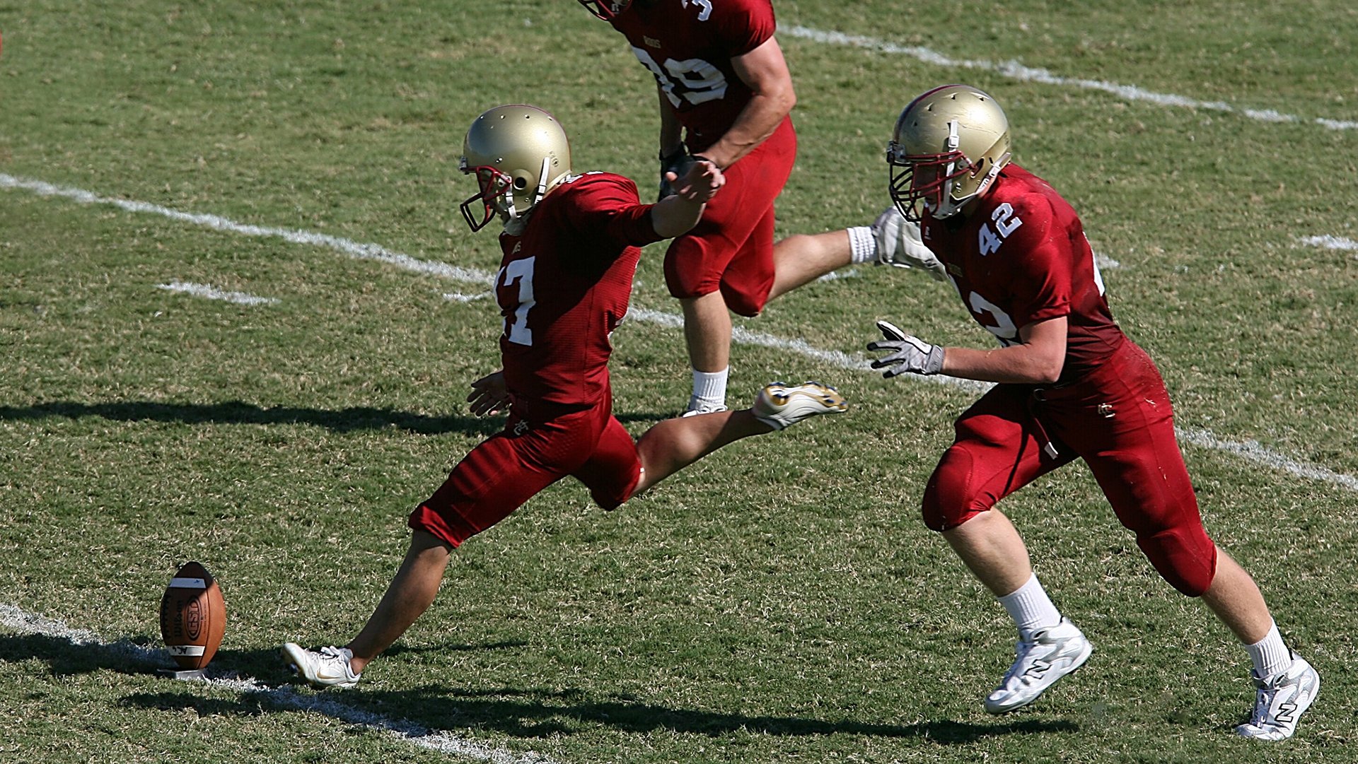 青少年入门足球装备全面升级，安全性提升，青少年足球鞋怎么选择
