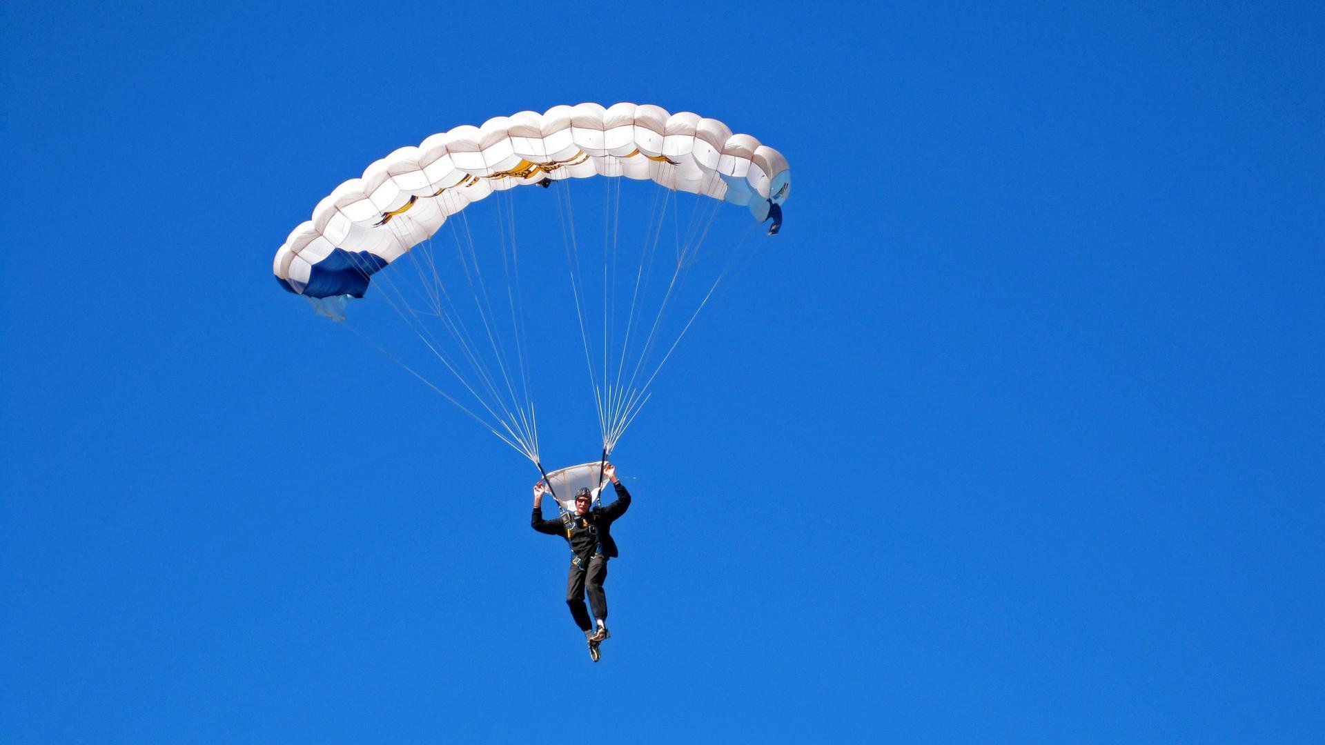 社区治理:平台加强举报体系以净化直播间氛围,举报 社区